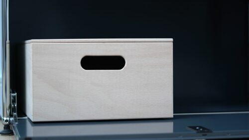 Holzbox in einem USM Regal